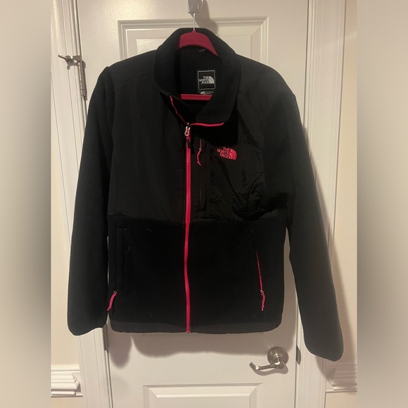 The North Face Jackets & Blazers - EUC Women’s North Face Black/Hot Pink